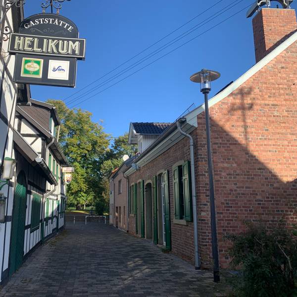 Links das Helikum; rechts das Haus Menden, der ehemalige Saal der Gaststätte