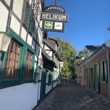 Links das Helikum; rechts das Haus Menden, der ehemalige Saal der Gaststätte