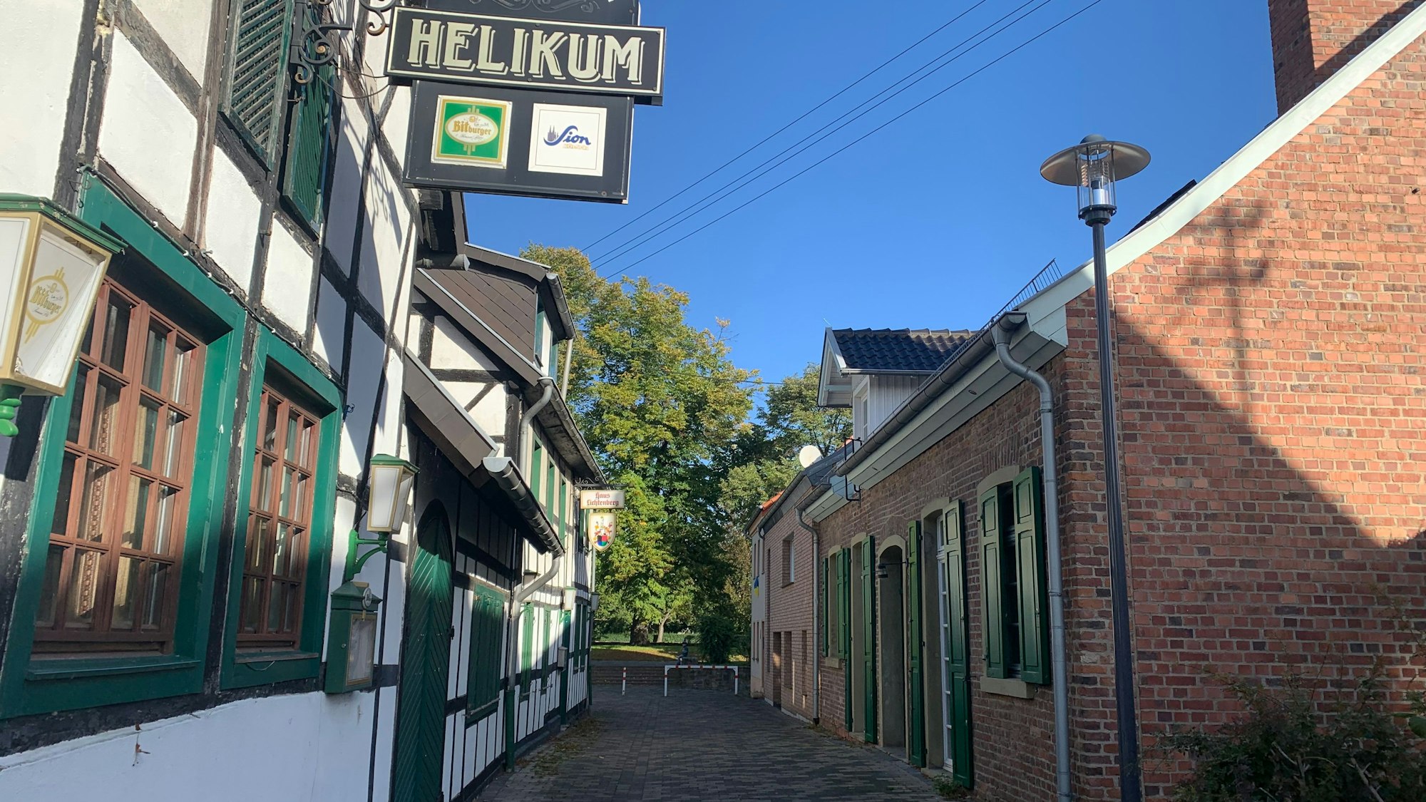 Links das Helikum; rechts das Haus Menden, der ehemalige Saal der Gaststätte