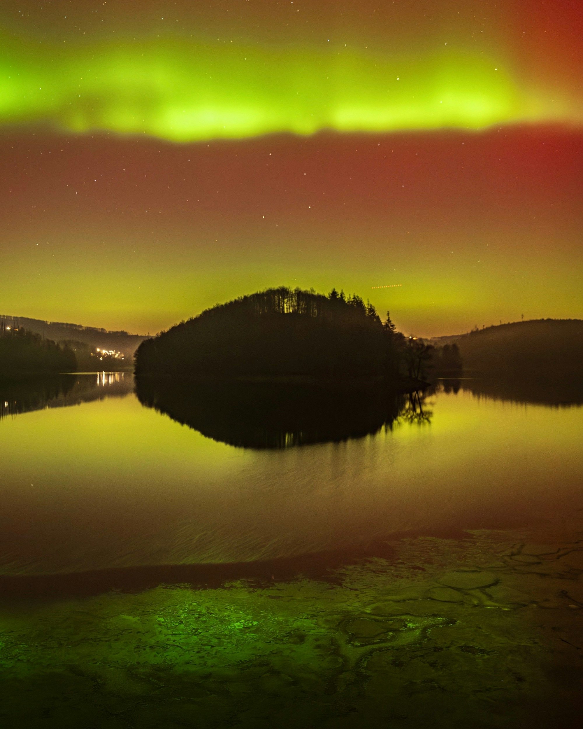 Polarlichter an der Aggertalsperre, aufgenommen von Marco Mühlnikel in der Nacht auf den 20. Januar 2026.