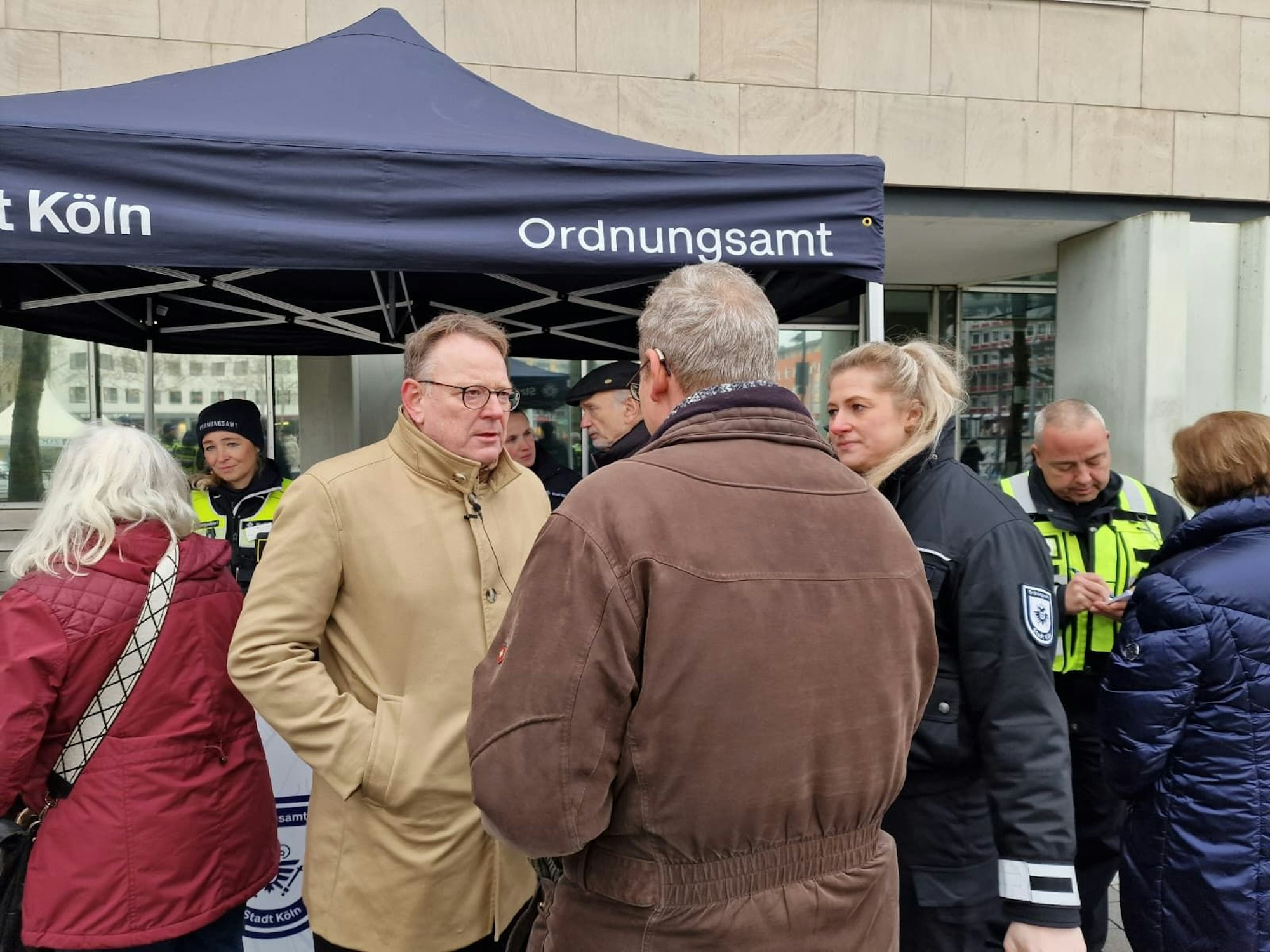 Torsten Burmester besucht den Veedelstreff des Ordnungsamts auf dem Wiener Platz in Mülheim.