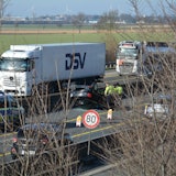 Das Bild zeigt einen verunglücke Pkw, der auf dem Dach liegt.