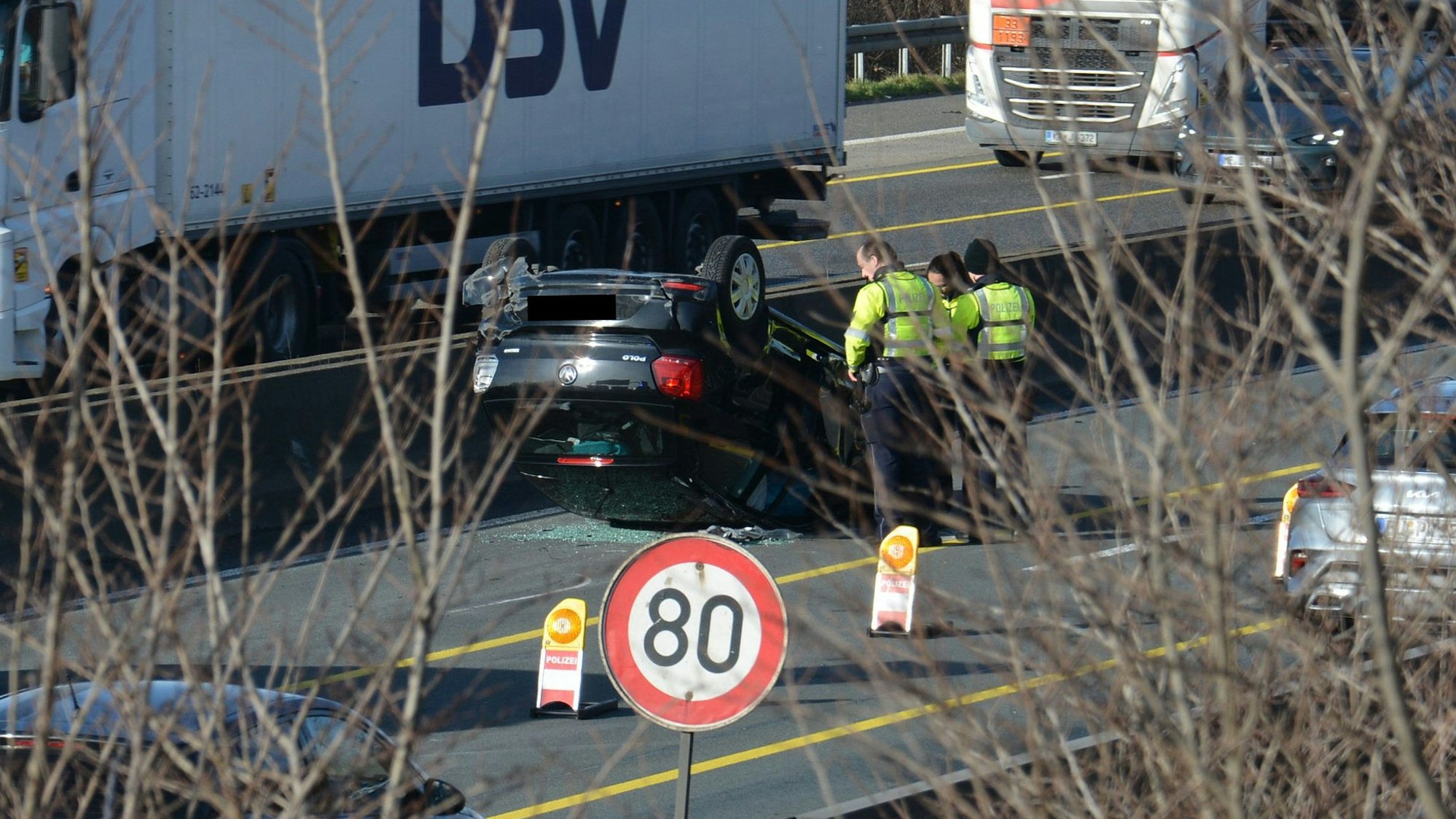 Das Bild zeigt einen verunglücke Pkw, der auf dem Dach liegt.