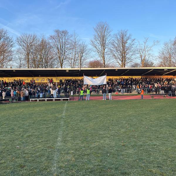 Das Städtische Gymnasium Hennef hat im Stadion den Startschuss zur Staatsgründung von „Sapere audistan“ gegeben.
