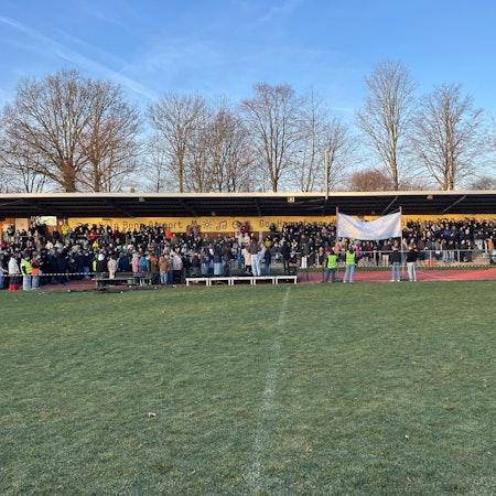 Das Städtische Gymnasium Hennef hat im Stadion den Startschuss zur Staatsgründung von „Sapere audistan“ gegeben.