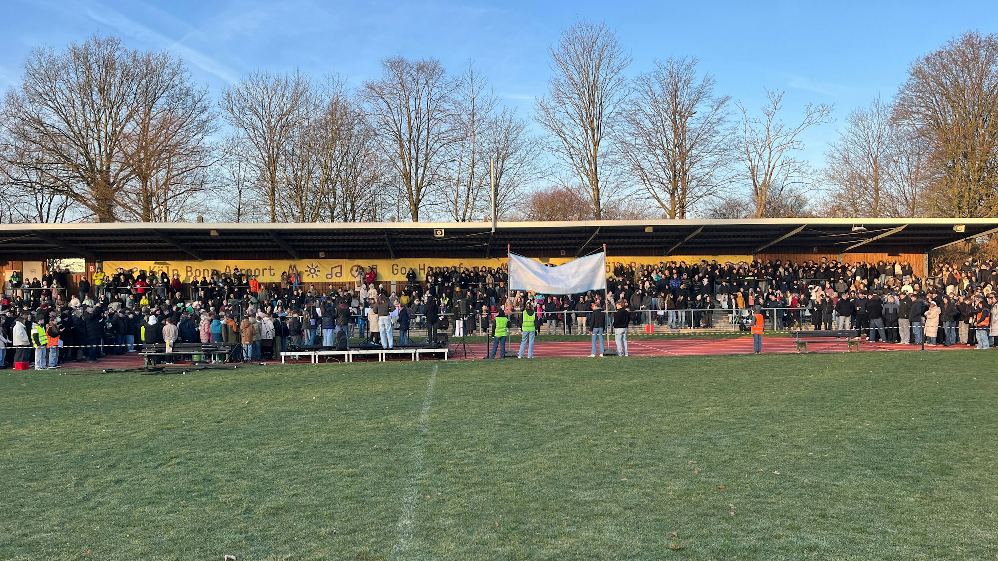 Das Städtische Gymnasium Hennef hat im Stadion den Startschuss zur Staatsgründung von „Sapere audistan“ gegeben.