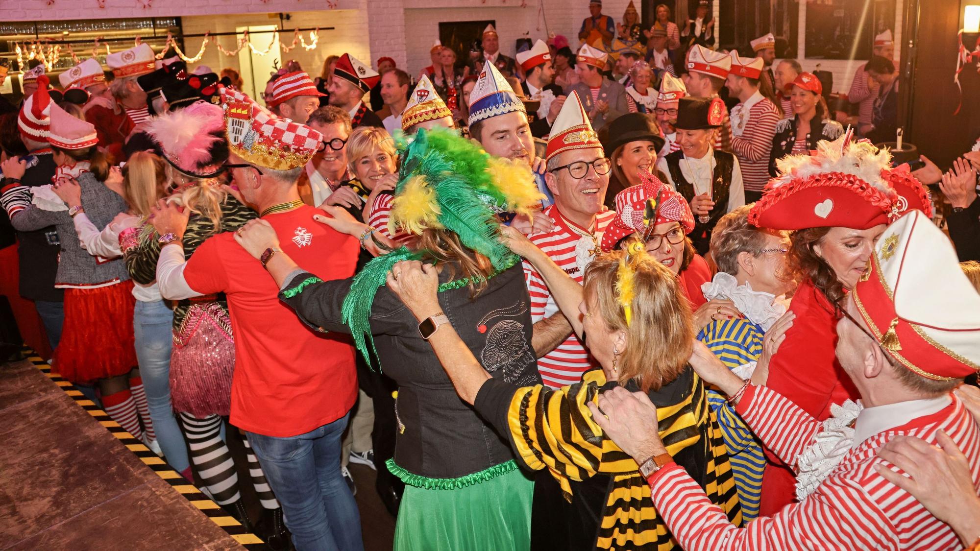 Die Gäste im Brauhaus Sion bei der Polonaise.