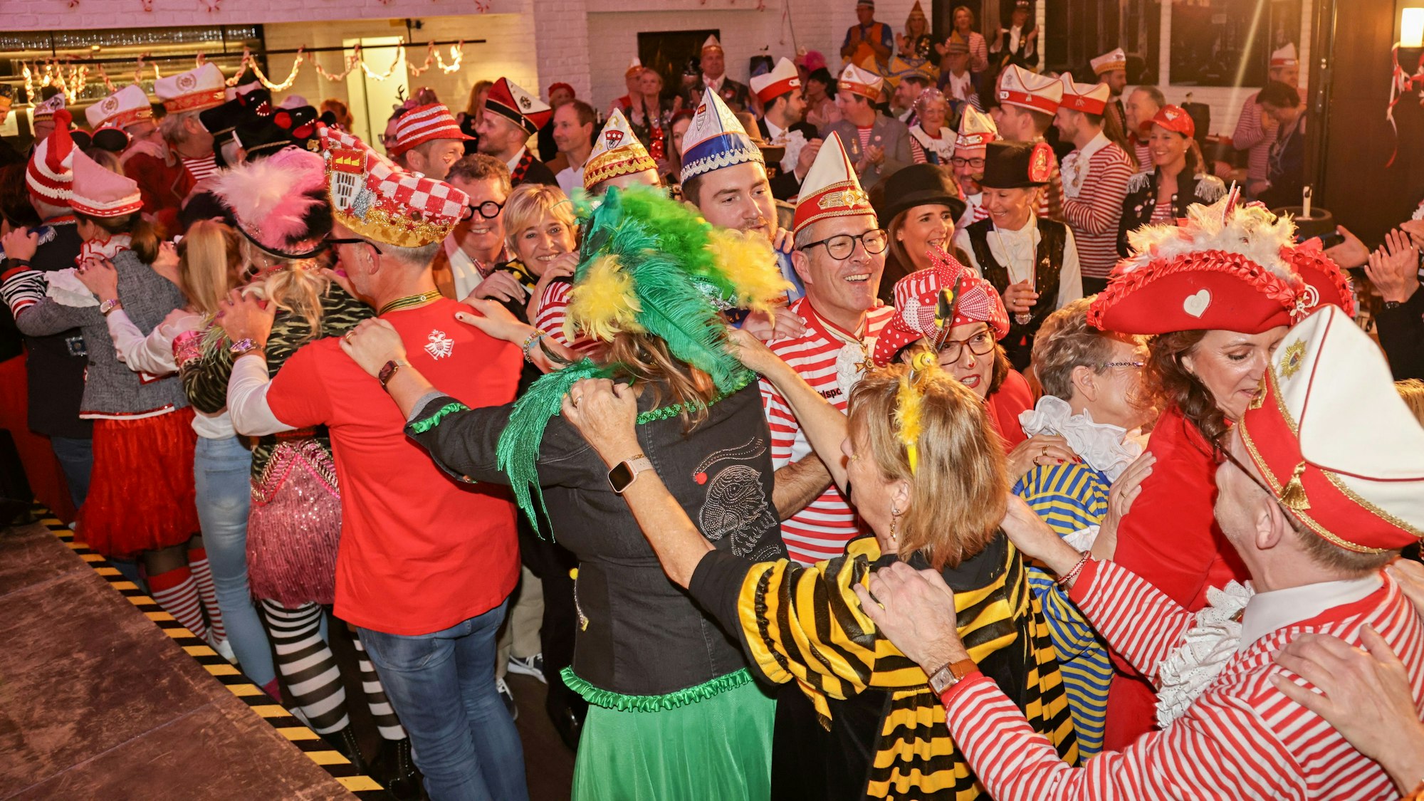 Die Gäste im Brauhaus Sion bei der Polonaise.
