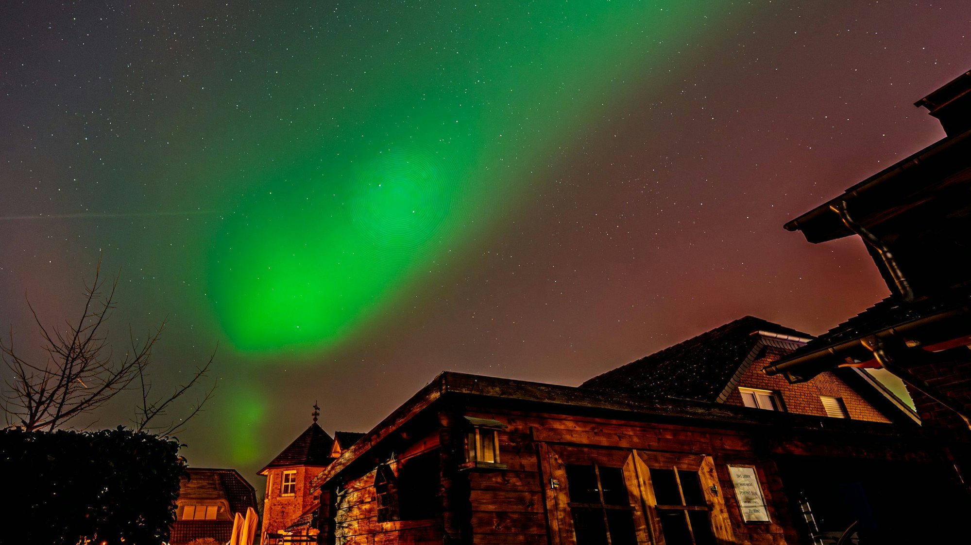 Polarlichter über den Häusern von Weilerswist.