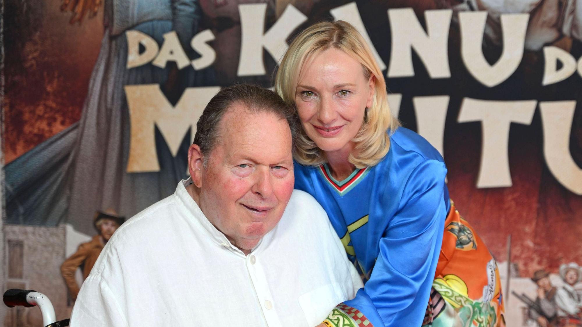 Ottfried Fischer mit Ehefrau Simone bei der Weltpremiere des Kinofilms „Das Kanu des Manitu“ im Mathäser Filmpalast.