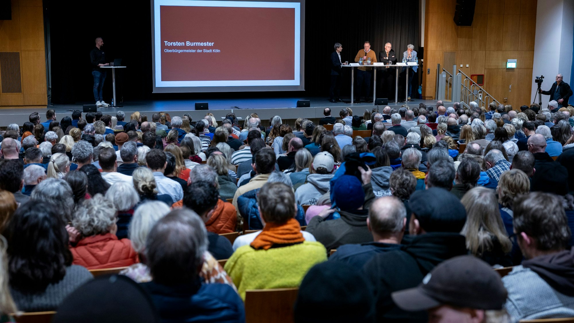 Die Infoveranstaltung zum geplanten Suchthilfezentrum am Perlengraben in der Aula des Berufskollegs Perlengraben.