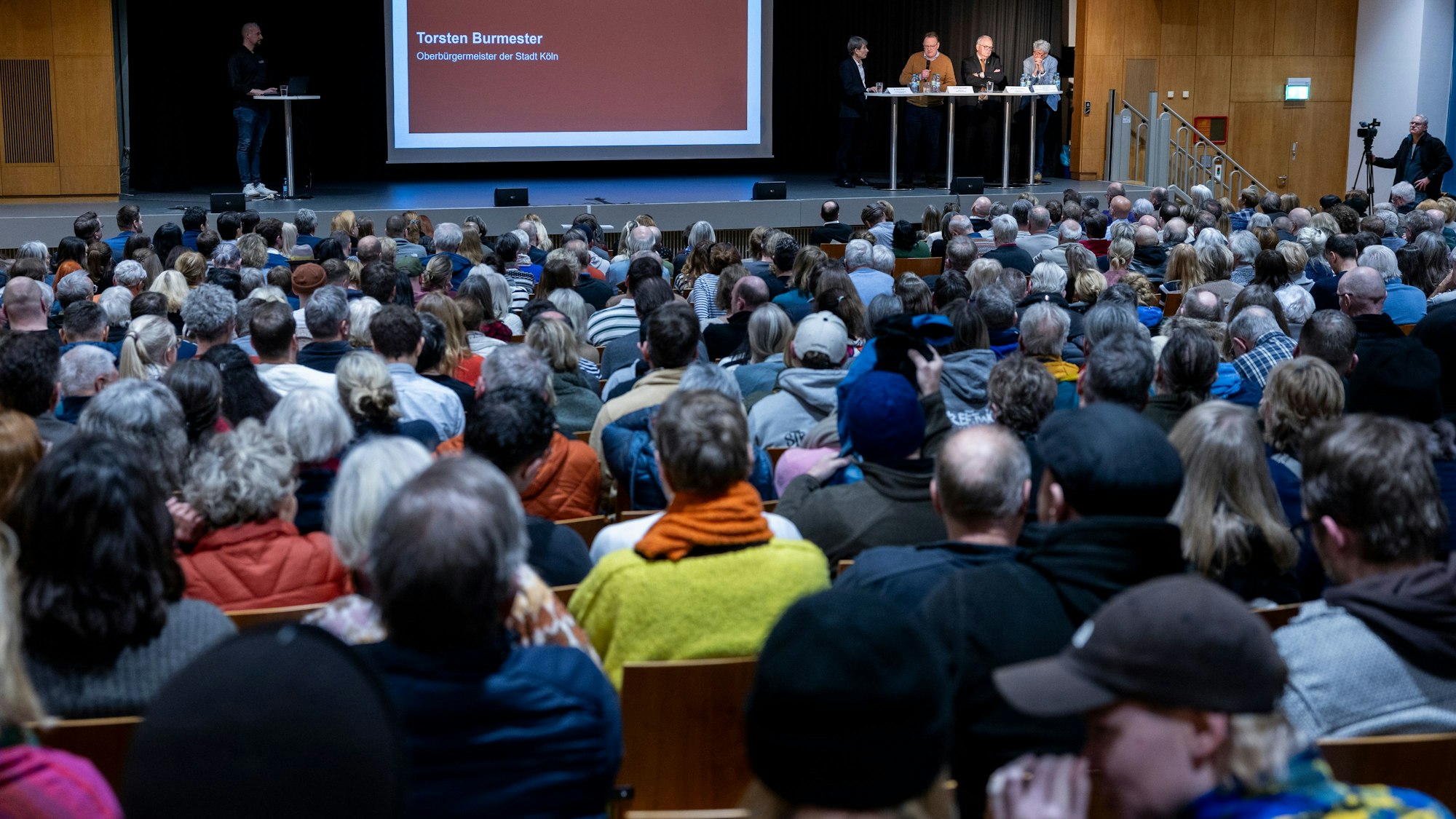 Aus dem Publikum gab es bei der Infoveranstaltung zum geplanten Suchthilfezentrum am Perlengraben viele Zwischenrufe und hämisches Gelächter.