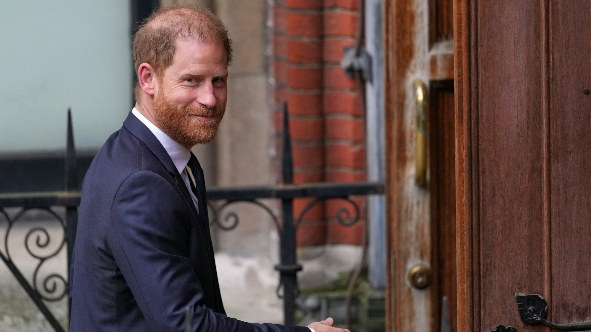 Prinz Harry zeigt sich gut gelaunt.