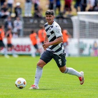 Taylan Duman SVS, 5, am Ball, Freisteller, Ganzkörper, Einzelbild, Einzelfoto, Aktion, Action, 24.05.2025, Eppingen Deutschland, Fussball, bfv-Rothaus-Pokal, Finale, GU-Türkspor SV Pforzheim - SV Sandhausen, DFB/DFL REGULATIONS PROHIBIT ANY USE OF PHOTOGRAPHS AS IMAGE SEQUENCES AND/OR QUASI-VIDEO. *** Taylan Duman SVS, 5 , on the ball, cropped, full body, single image, single photo, action, action, 24 05 2025, Eppingen Germany , football, bfv Rothaus Pokal, final, GU Türkspor SV Pforzheim SV Sandhausen, DFB DFL REGULATIONS PROHIBIT ANY USE OF PHOTOGRAPHS AS IMAGE SEQUENCES AND OR QUASI VIDEO xozx