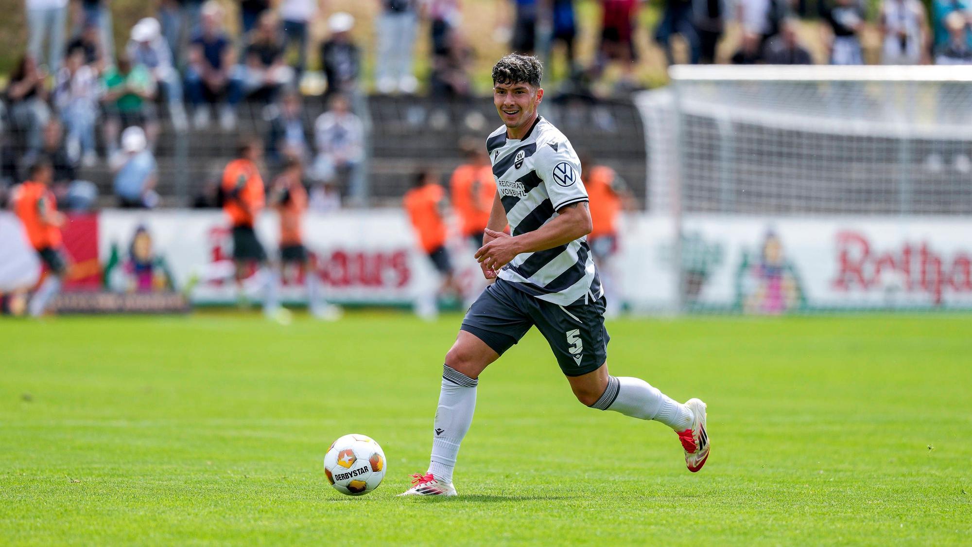 Taylan Duman SVS, 5, am Ball, Freisteller, Ganzkörper, Einzelbild, Einzelfoto, Aktion, Action, 24.05.2025, Eppingen Deutschland, Fussball, bfv-Rothaus-Pokal, Finale, GU-Türkspor SV Pforzheim - SV Sandhausen, DFB/DFL REGULATIONS PROHIBIT ANY USE OF PHOTOGRAPHS AS IMAGE SEQUENCES AND/OR QUASI-VIDEO. *** Taylan Duman SVS, 5 , on the ball, cropped, full body, single image, single photo, action, action, 24 05 2025, Eppingen Germany , football, bfv Rothaus Pokal, final, GU Türkspor SV Pforzheim SV Sandhausen, DFB DFL REGULATIONS PROHIBIT ANY USE OF PHOTOGRAPHS AS IMAGE SEQUENCES AND OR QUASI VIDEO xozx