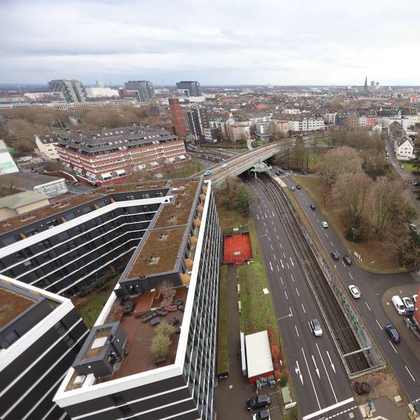 15.01.2026, Köln: Ein Veedel Steht Kopf: Das erste Kölner Suchthilfezentrum (SHZ), auch als Drogenkonsumraum bezeichnet, soll auf einer Fläche am Perlengraben/Wilhelm-Hoßdorf-Straße entstehen. Eine Übersichtsaufnahme von von der Grünfläsche wohin das SHZ hin soll. Foto: Arton Krasniqi