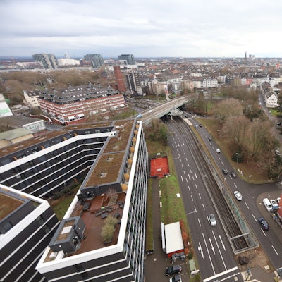 15.01.2026, Köln: Ein Veedel Steht Kopf: Das erste Kölner Suchthilfezentrum (SHZ), auch als Drogenkonsumraum bezeichnet, soll auf einer Fläche am Perlengraben/Wilhelm-Hoßdorf-Straße entstehen. Eine Übersichtsaufnahme von von der Grünfläsche wohin das SHZ hin soll. Foto: Arton Krasniqi