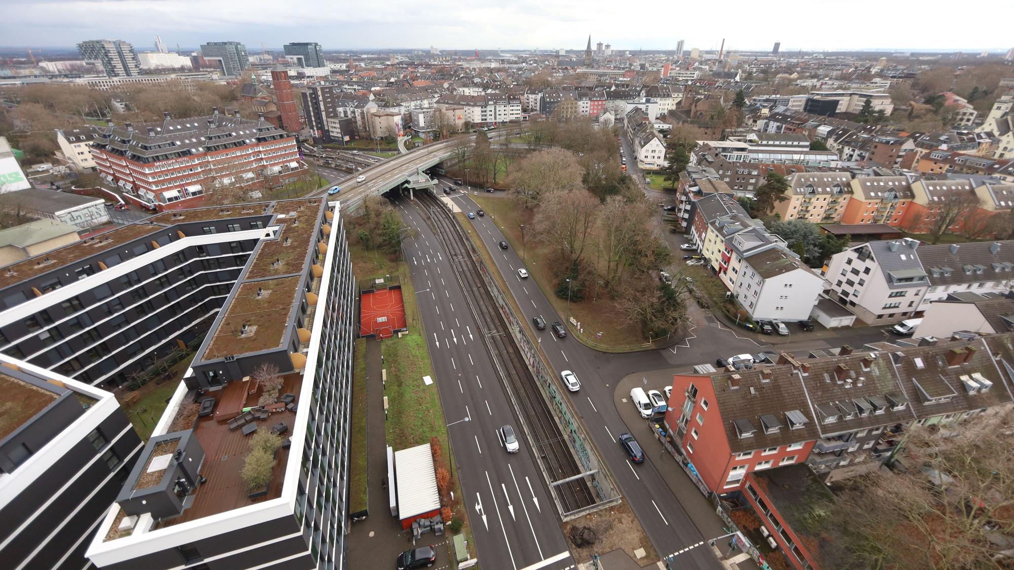 15.01.2026, Köln: Ein Veedel Steht Kopf: Das erste Kölner Suchthilfezentrum (SHZ), auch als Drogenkonsumraum bezeichnet, soll auf einer Fläche am Perlengraben/Wilhelm-Hoßdorf-Straße entstehen. Eine Übersichtsaufnahme von von der Grünfläsche wohin das SHZ hin soll. Foto: Arton Krasniqi