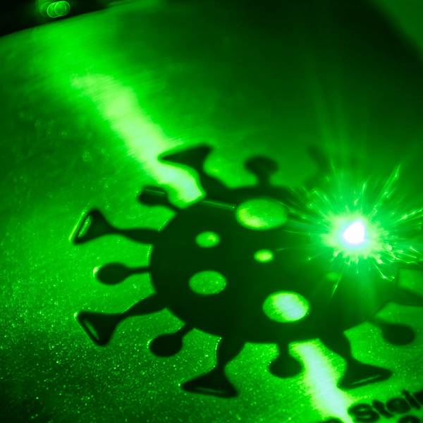 Die Detailaufnahme zeigt eine Lasergravur.