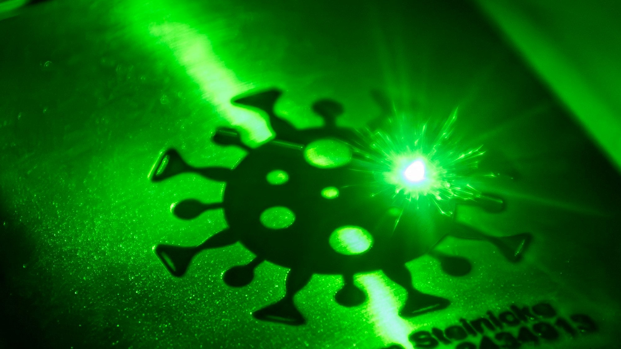 Die Detailaufnahme zeigt eine Lasergravur.