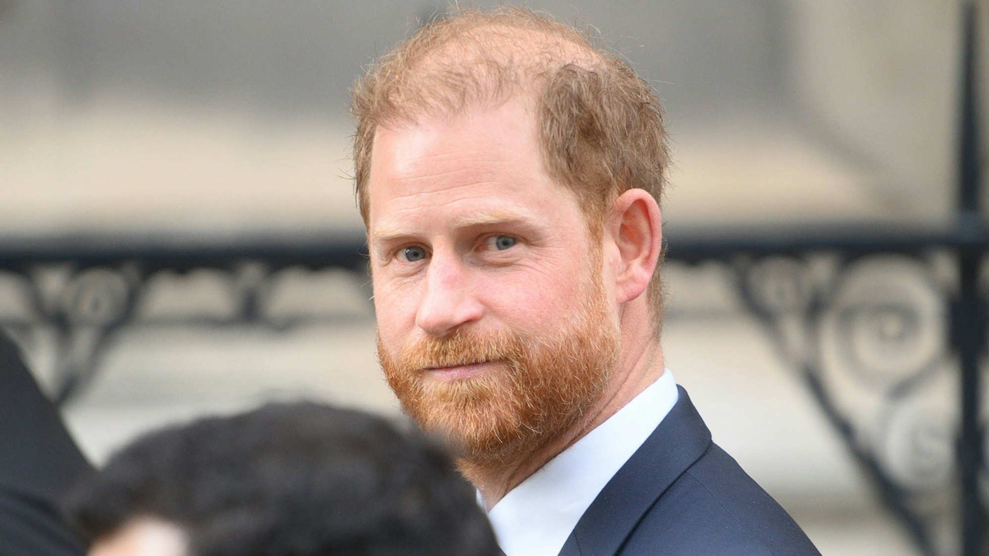 Prince Harry in Anzug schaut in die Kamera.