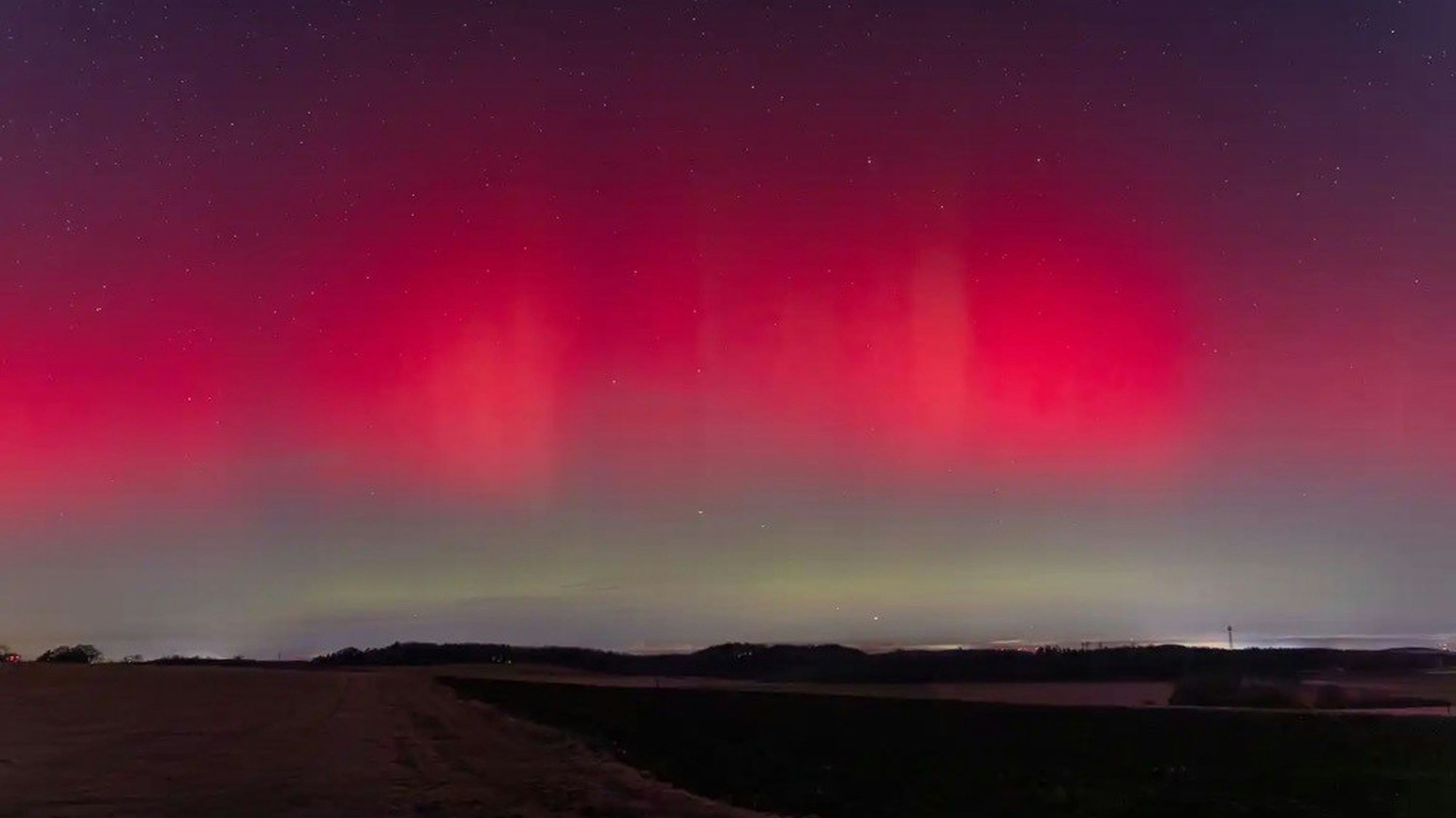 Ein rötliches Polarlicht leuchtet über Frohngau.