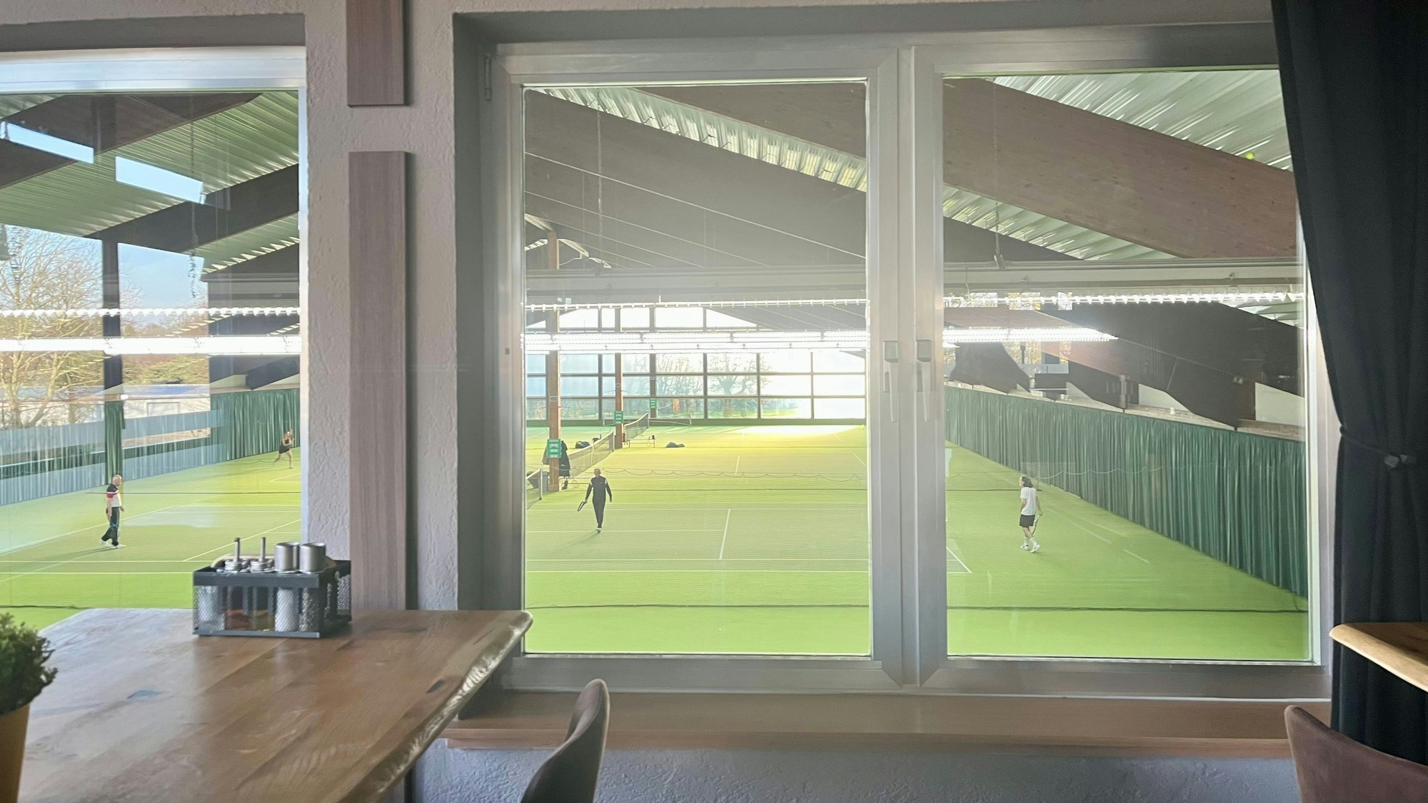 Blick aus der Gastronomie in die Tennishalle, beide wurden als Drehort genutzt.