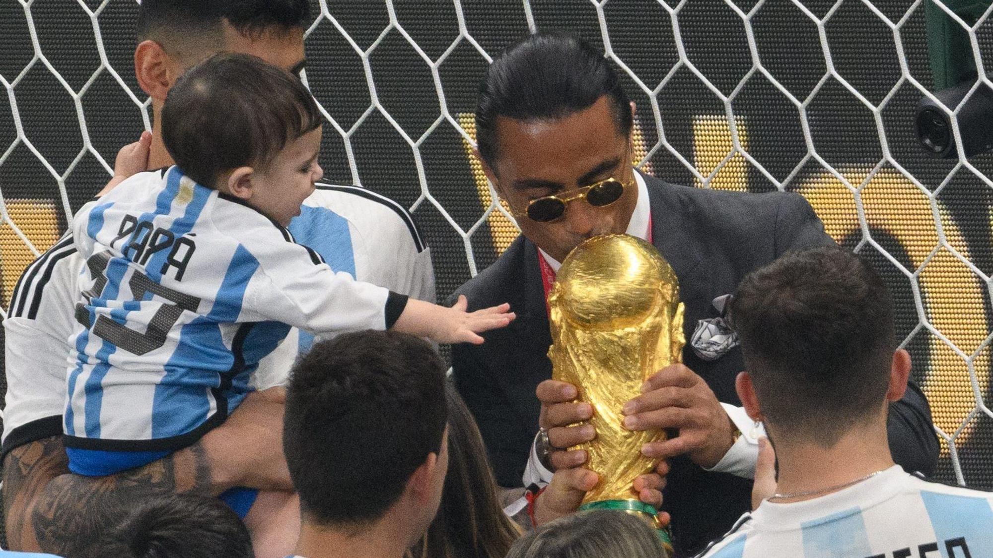 Salt Bae küsst den WM-Pokal kurz nach dem Finale in Katar.
