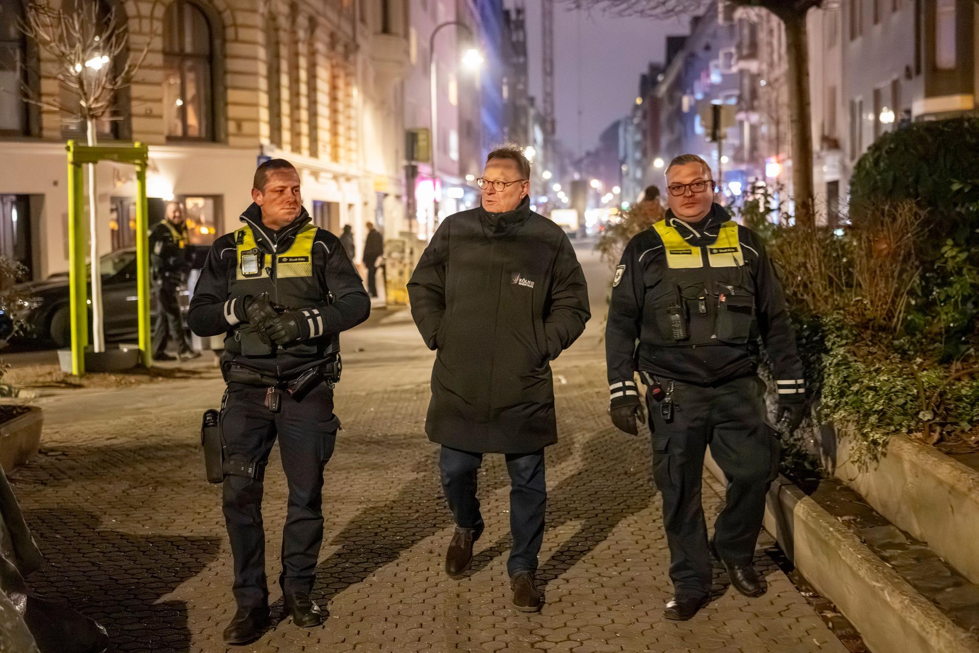 Oberbürgermeister Torsten Burmester begleitet den Kommunalen Ordnungsdienst am Brüsseler Platz im Belgischen Viertel.
