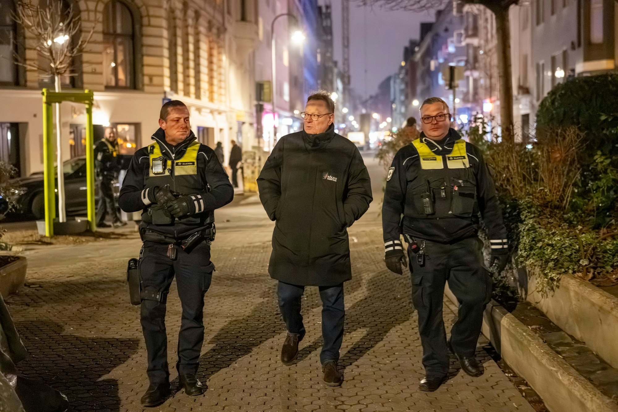 Oberbürgermeister Torsten Burmester begleitet den Kommunalen Ordnungsdienst am Brüsseler Platz im Belgischen Viertel.