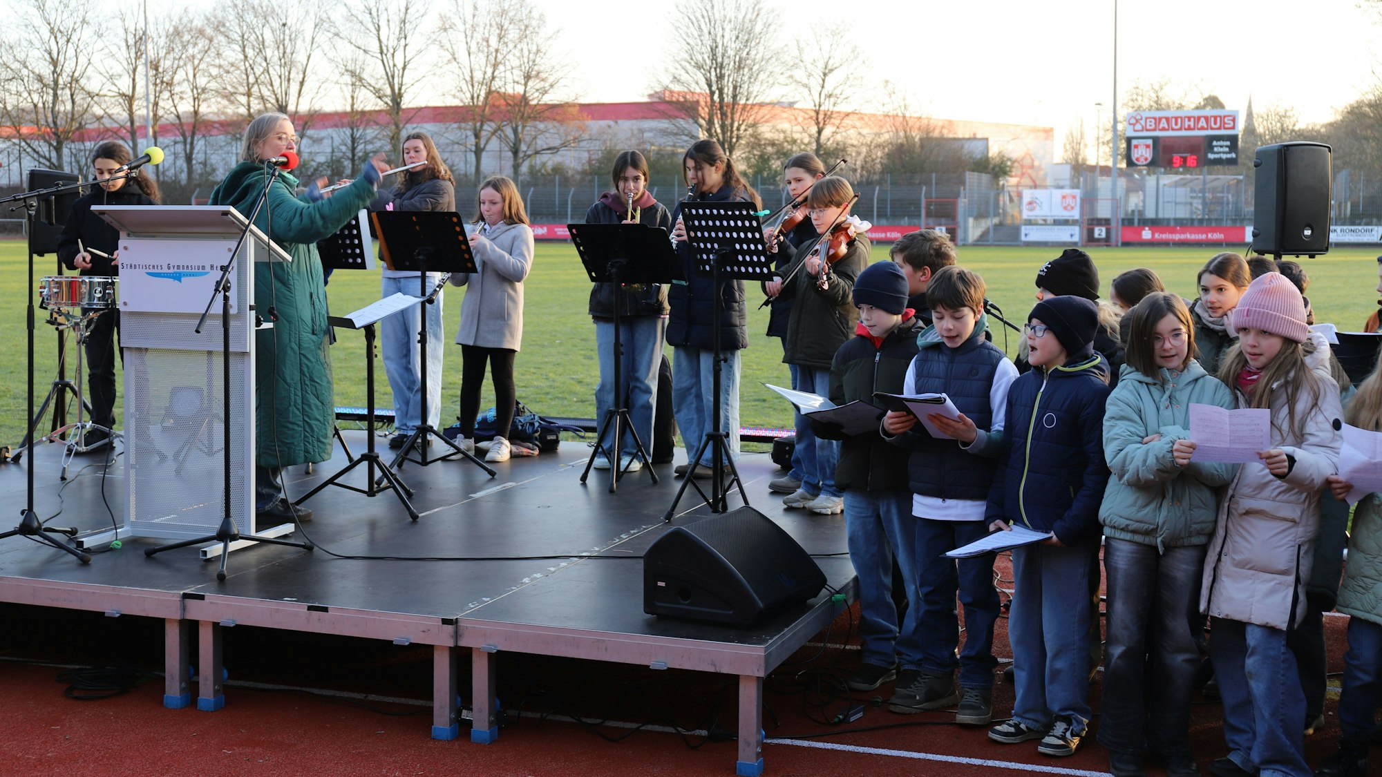 Schulorchester und Chor trugen die eigens komponierte Nationalhymne vor.