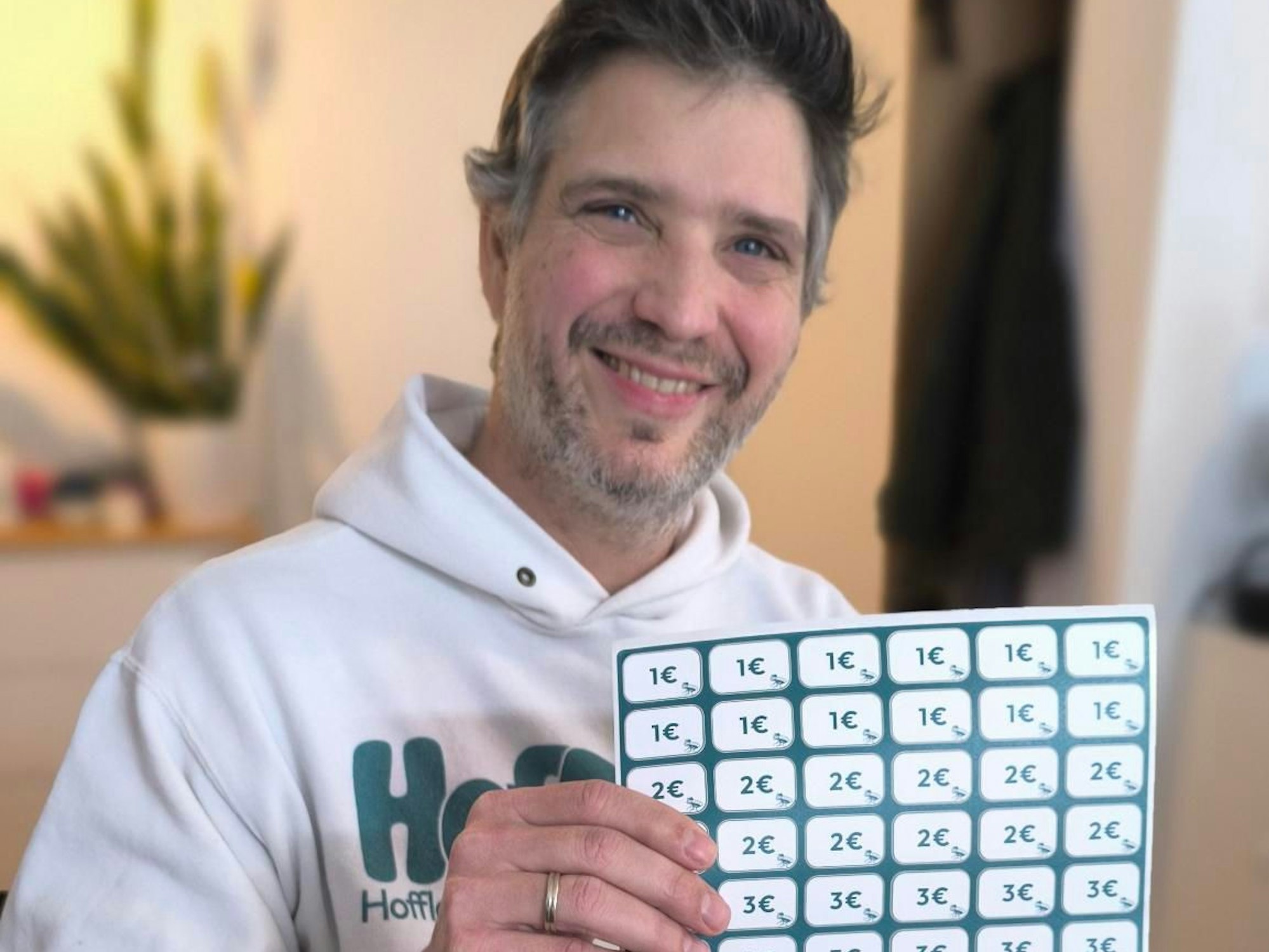 Sebastian Schmitz übernimmt bei „Hoffloh“ neben dem Projektmanagement und Finanzen auch öfters Design-Aufgaben. Hier präsentiert er Preissticker.