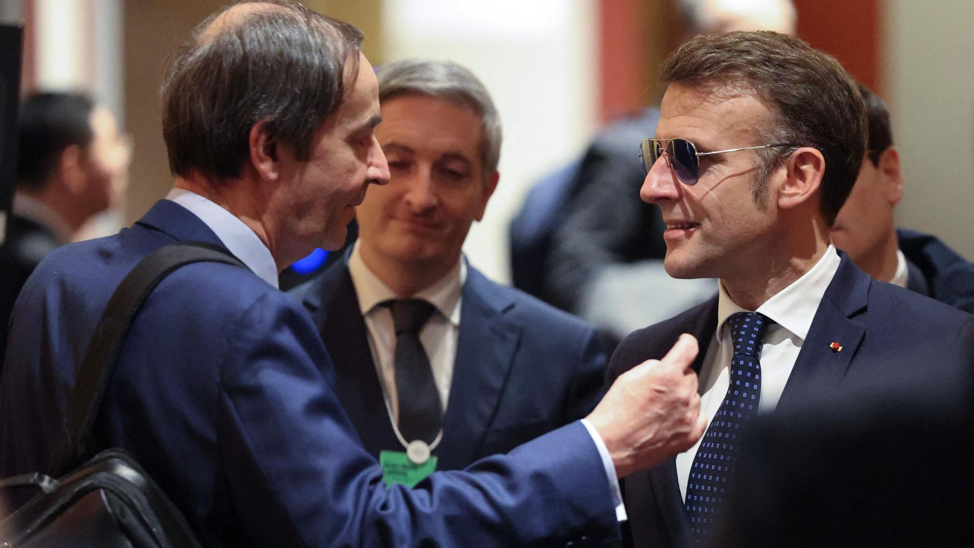 Emmanuel Macron spricht am Rande des Weltwirtschaftsforums in Davos mit Bernard Fontana, dem Vorstandsvorsitzenden des französischen Energiekonzerns EDF.