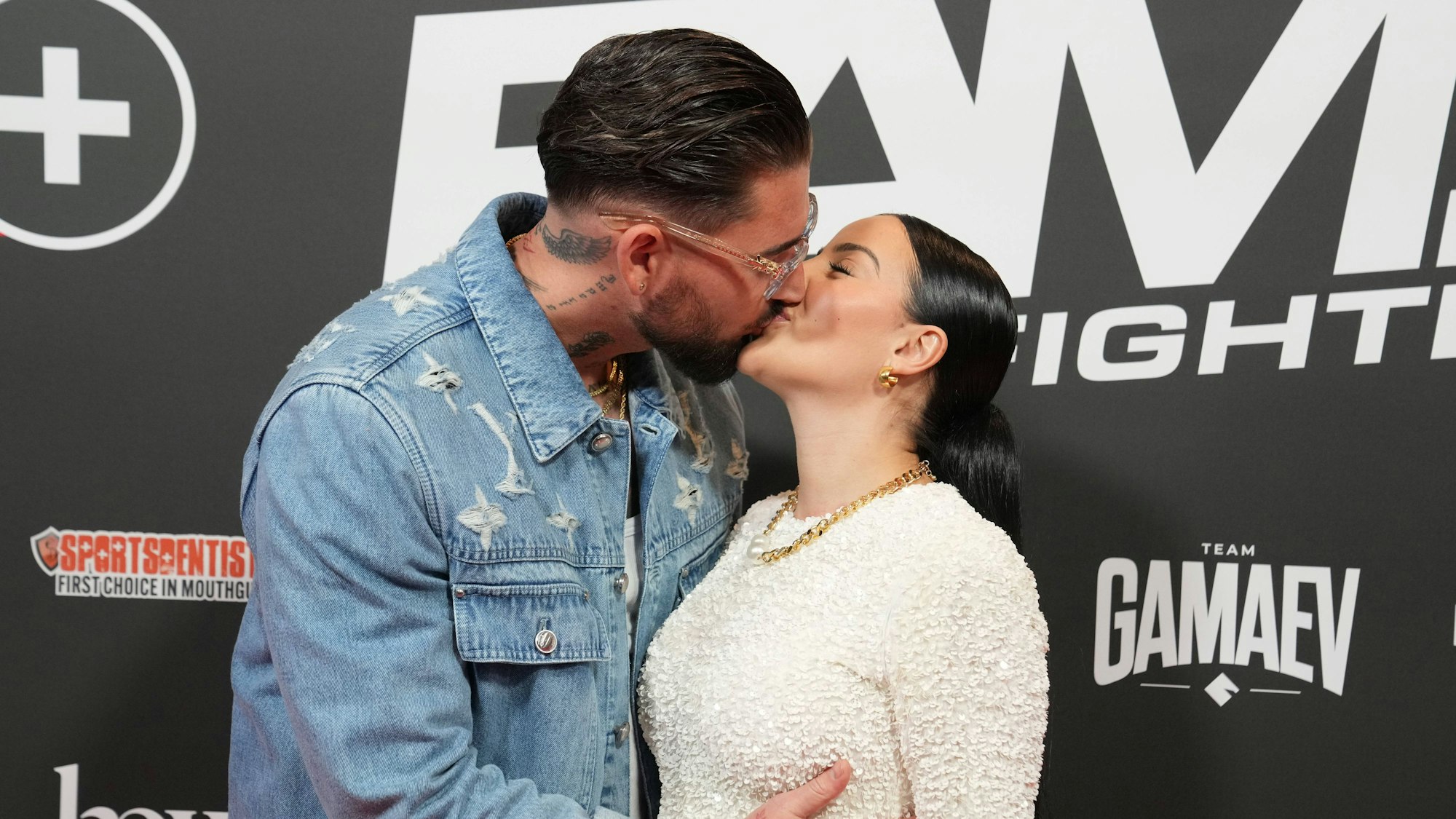 Mike Heiter und Leyla Lahouar küssen sich.