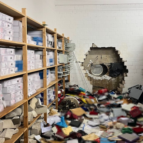 Ein großes Loch ist in der Wand zum Tresorraum der Sparkasse zu sehen. (Archivbild)
