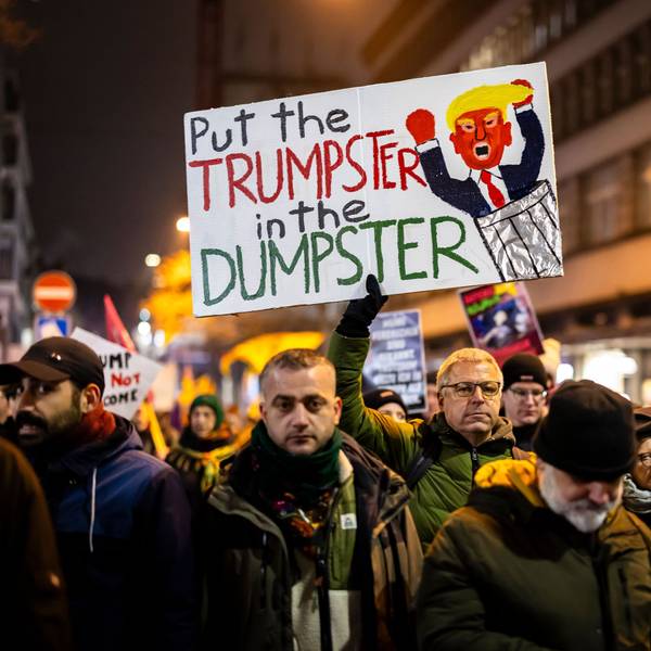 Zürich: Demonstranten halten ein Plakat mit der Aufschrift „Put the Trumpster in the Dumpster“ während einer Kundgebung gegen das Weltwirtschaftsforum (WEF) und den Besuch von US-Präsident Trump in der Schweiz.