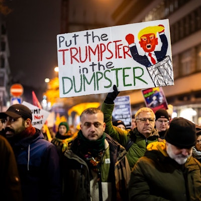 Zürich: Demonstranten halten ein Plakat mit der Aufschrift „Put the Trumpster in the Dumpster“ während einer Kundgebung gegen das Weltwirtschaftsforum (WEF) und den Besuch von US-Präsident Trump in der Schweiz.