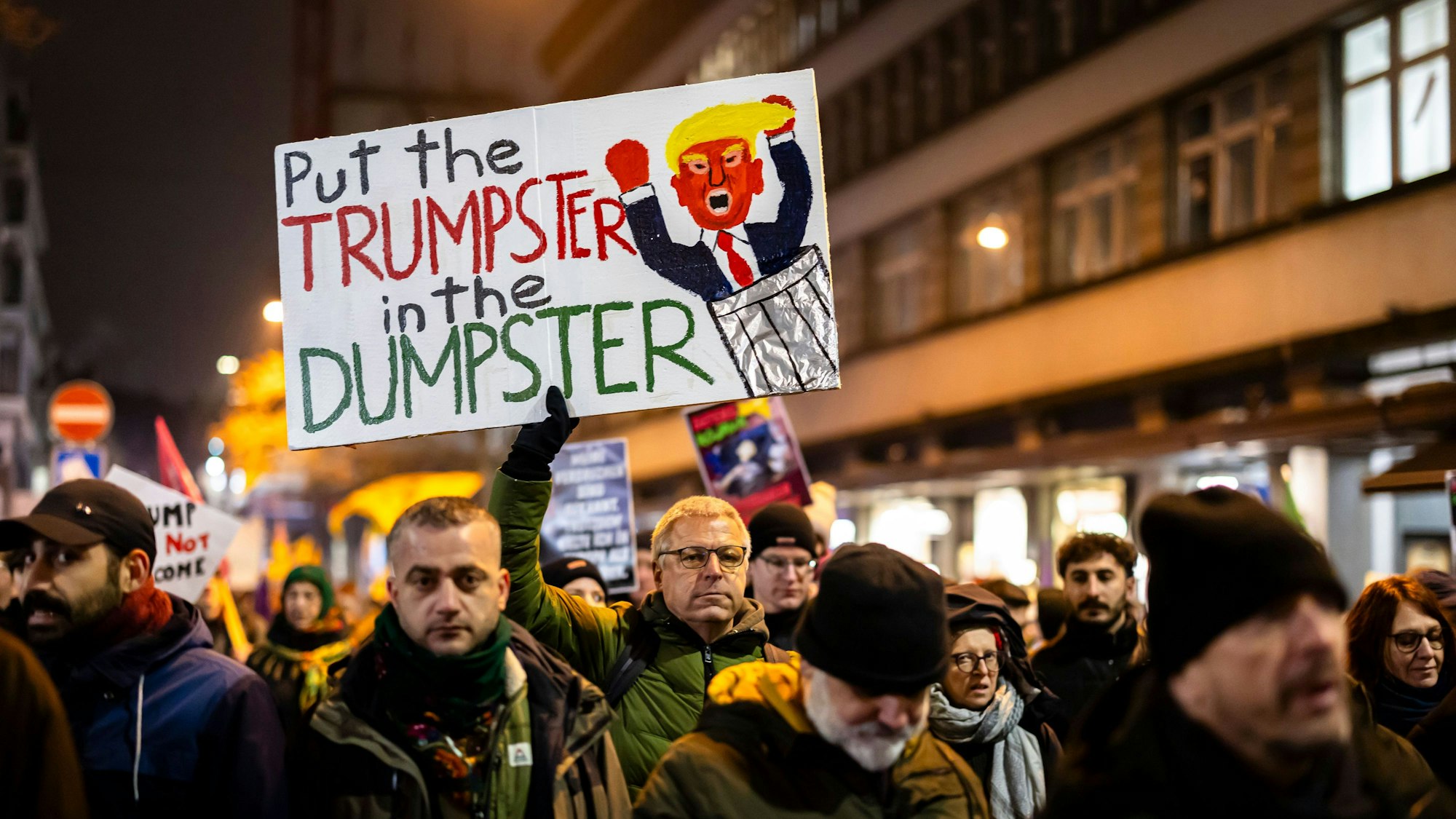 Zürich: Demonstranten halten ein Plakat mit der Aufschrift „Put the Trumpster in the Dumpster“ während einer Kundgebung gegen das Weltwirtschaftsforum (WEF) und den Besuch von US-Präsident Trump in der Schweiz.