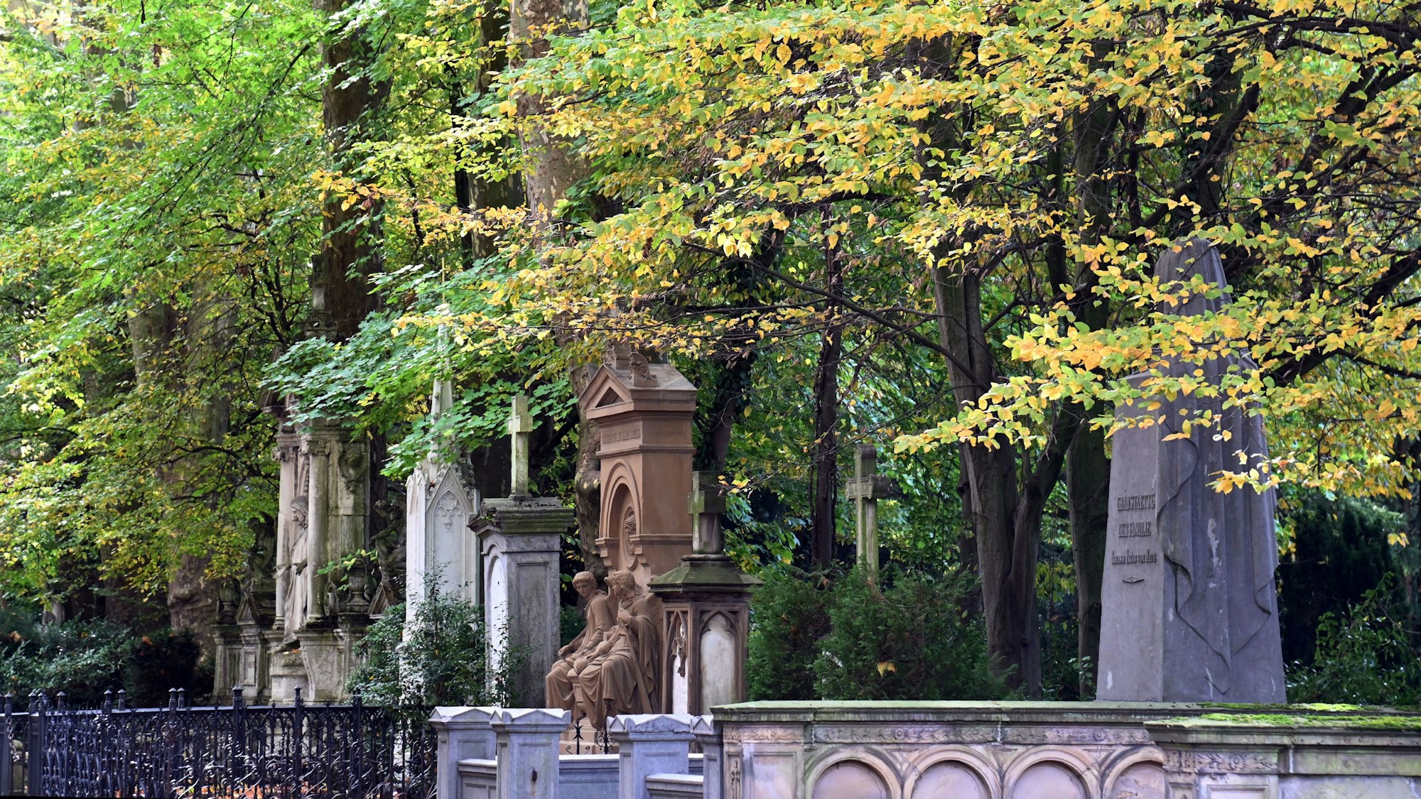 24.10.2025 Köln. Herbst 2025. Allgemeine Aufnahmen des Melatenfriedhof (Friedhof Melaten) in Köln. Im Herbst bietet sich mit den bunten Blättern an den Bäumen auf den Kölner Friedhöfen eine besondere Stimmung. Foto: Alexander Schwaiger