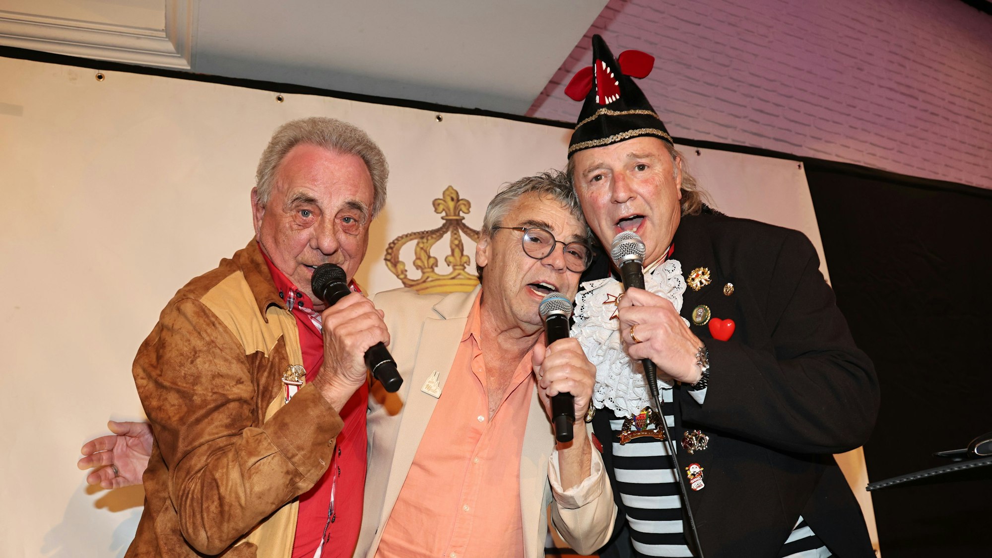 Erry Stoklosa, Micky Brühl und Bubi Brühl singen zusammen.