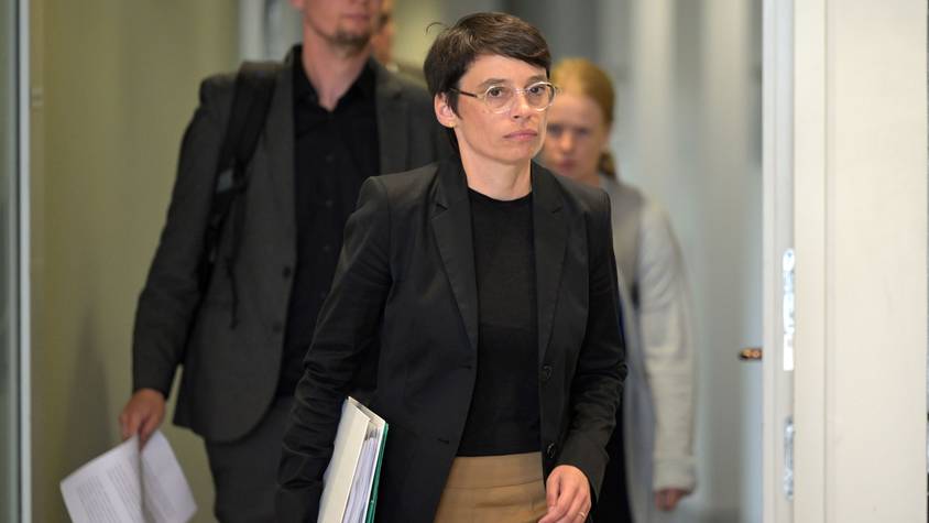 Josefine Paul (Bündnis 90/Die Grünen), Ministerin für Kinder, Jugend, Familie, Gleichstellung, Flucht und Integration des Landes Nordrhein-Westfalen, geht durch den Landtag zu einem Sitzungssaal.
