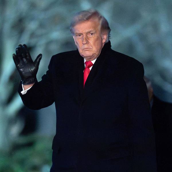 20.01.2026, USA, Washington: US-Präsident Donald Trump winkt den Medien zu, als er am Weißen Haus unterwegs ist. Foto: Jose Luis Magana/AP/dpa +++ dpa-Bildfunk +++