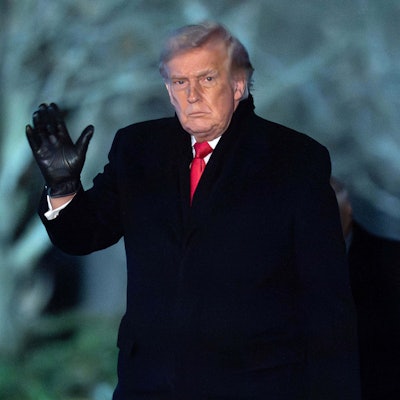 20.01.2026, USA, Washington: US-Präsident Donald Trump winkt den Medien zu, als er am Weißen Haus unterwegs ist. Foto: Jose Luis Magana/AP/dpa +++ dpa-Bildfunk +++