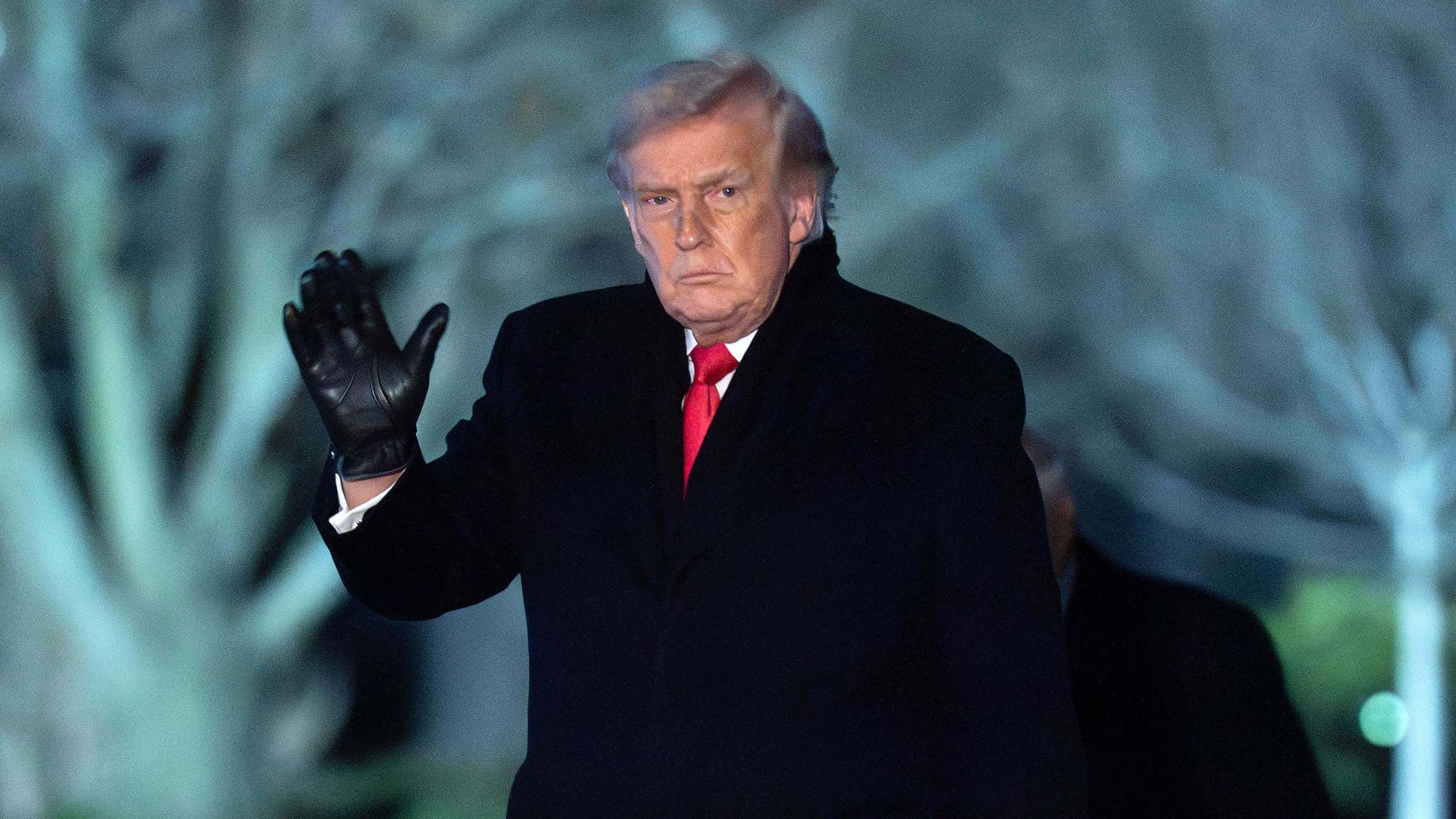 20.01.2026, USA, Washington: US-Präsident Donald Trump winkt den Medien zu, als er am Weißen Haus unterwegs ist. Foto: Jose Luis Magana/AP/dpa +++ dpa-Bildfunk +++