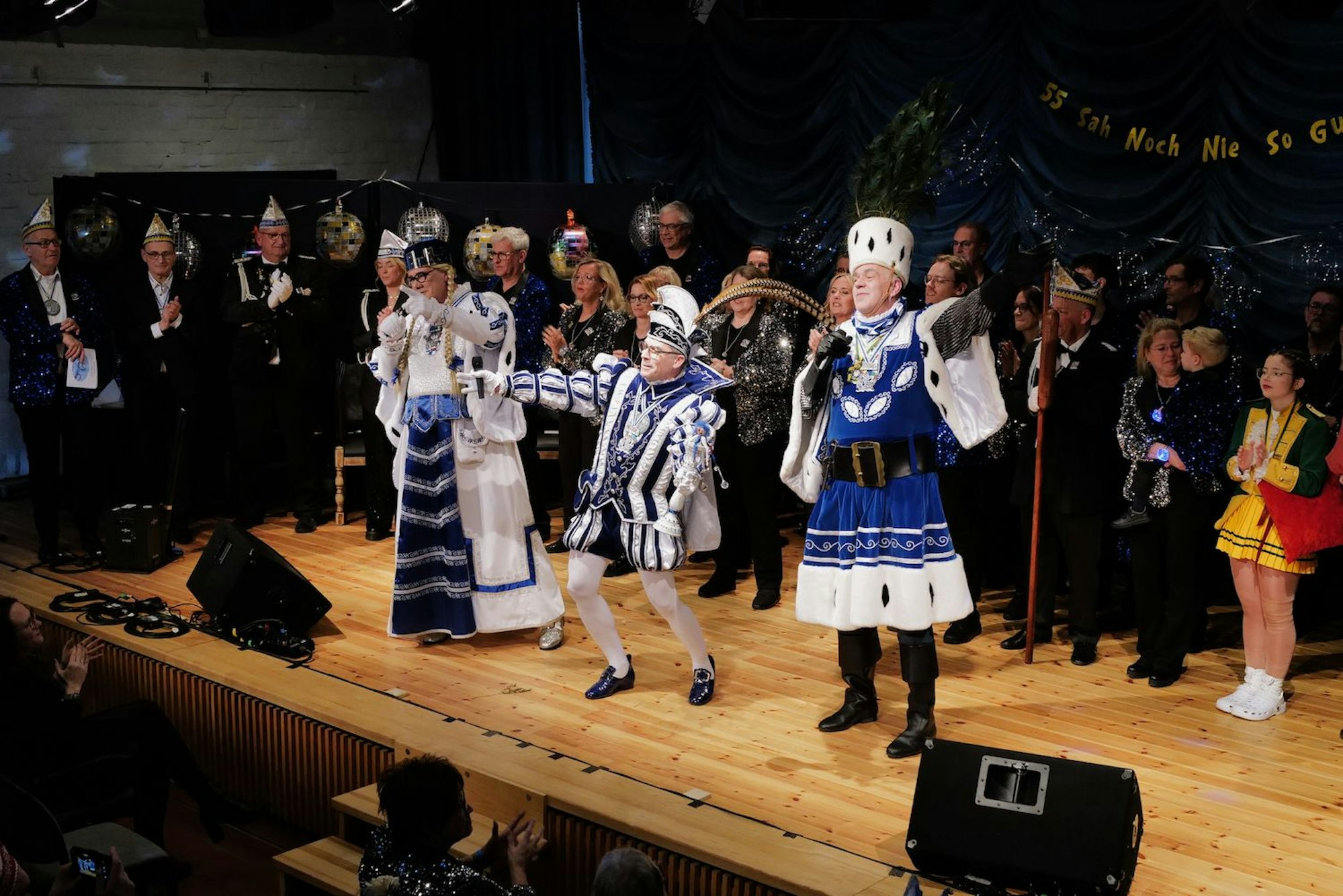 Prinzenproklamation in Sankt Augustin Menden 2026: Prinz Oliver I. (M.),Bauer Christoph (r.) undJungfrau Caroline auf der Bühne im Haus Menden.
