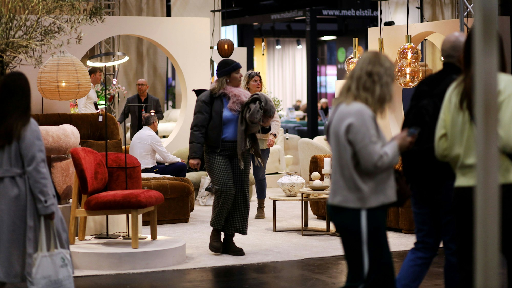 Ein Messestand mit Besuchern.