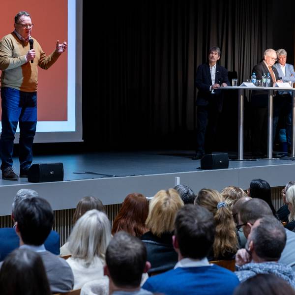 Bei der Infoveranstaltung zum geplanten Suchthilfezentrum am Perlengraben sprach Torsten Burmester direkt zu den rund 500 Menschen.