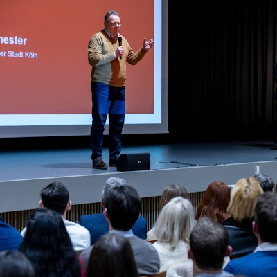 Bei der Infoveranstaltung zum geplanten Suchthilfezentrum am Perlengraben sprach Torsten Burmester direkt zu den rund 500 Menschen.