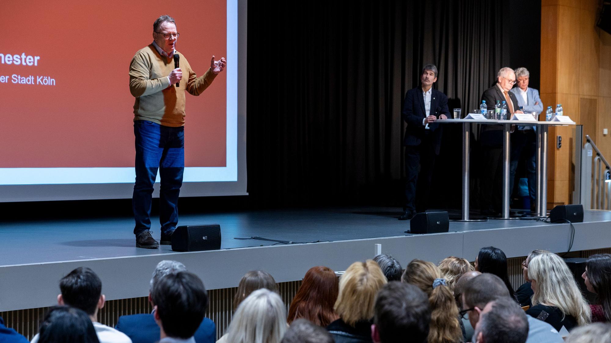 In Jeans und Pullover erklärt Torsten Burmester bei der Infoveranstaltung zum geplanten Suchthilfezentrum am Perlengraben das Vorhaben der Stadt.