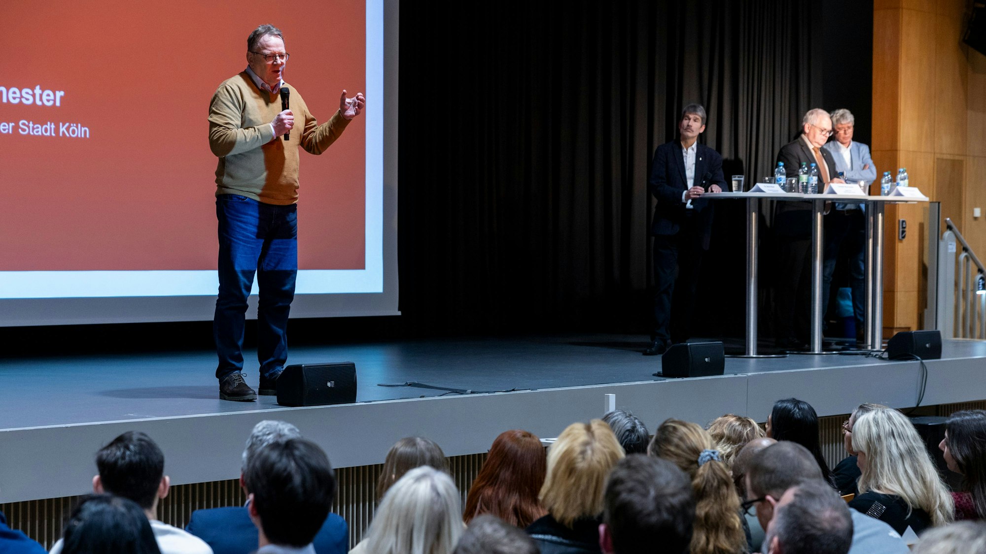 In Jeans und Pullover erklärt Torsten Burmester bei der Infoveranstaltung zum geplanten Suchthilfezentrum am Perlengraben das Vorhaben der Stadt.